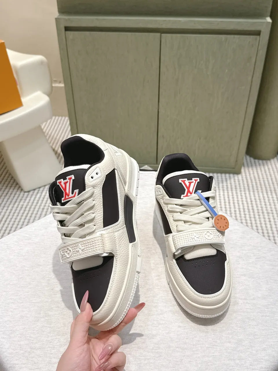 LV Black White Leather Trainer - Hình 2