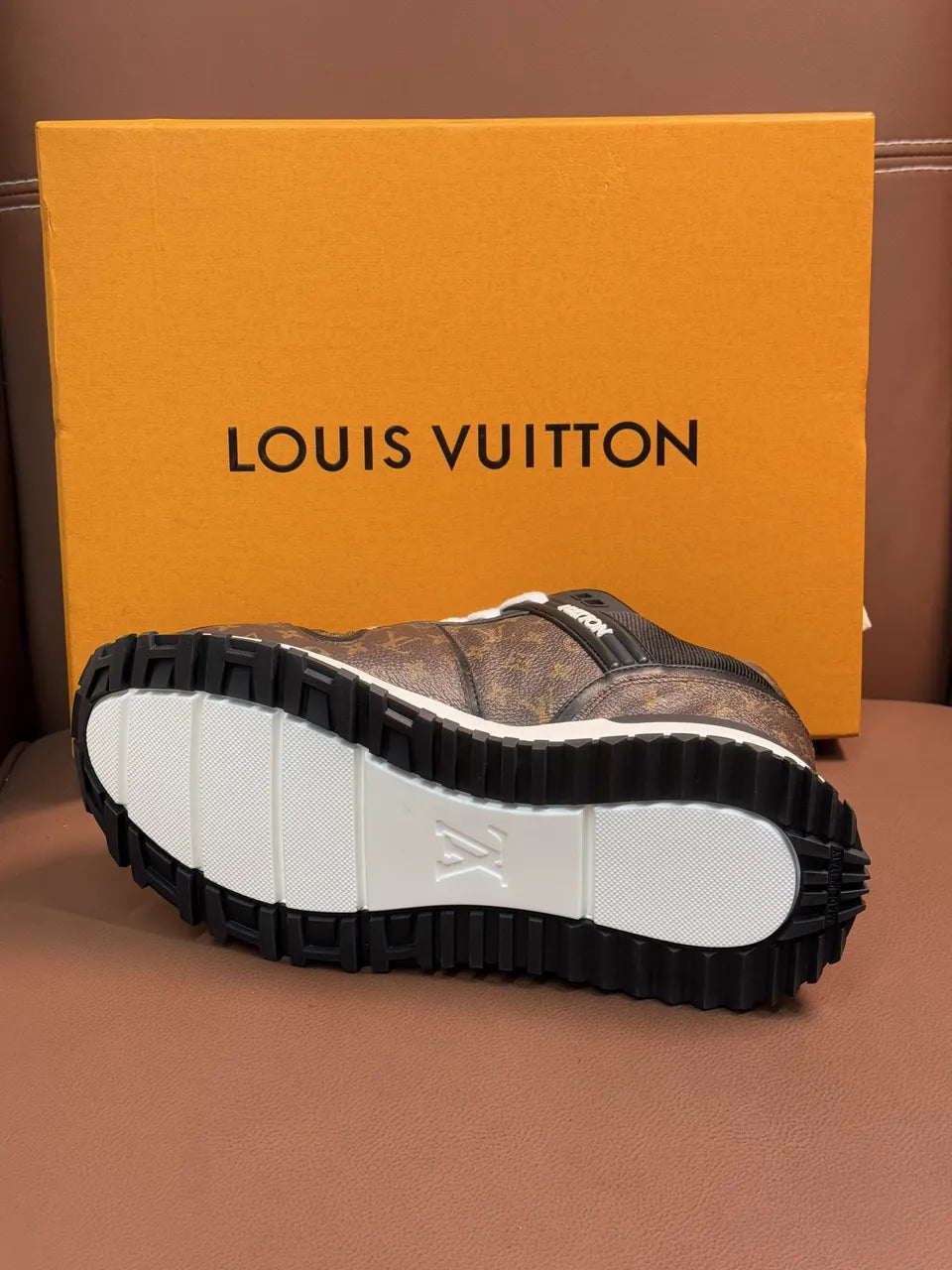 LV Brown Monogram Runner - Hình 8